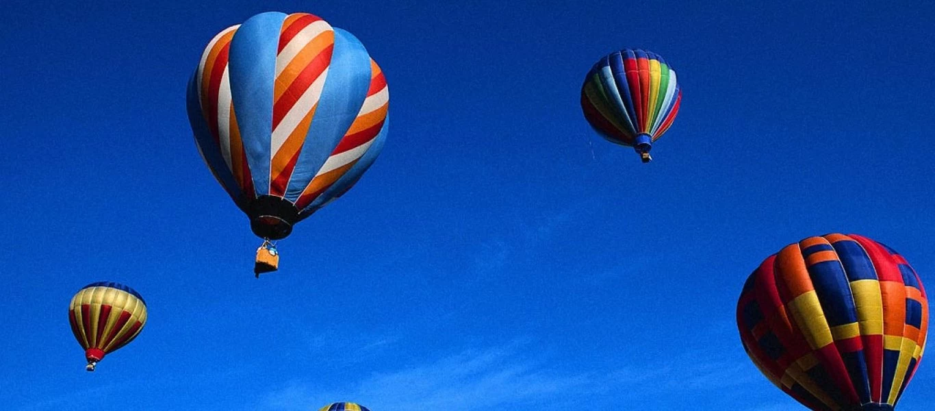 Η στιγμή που αερόστατο πέφτει πάνω σε καλώδια υψηλής τάσης (βίντεο)